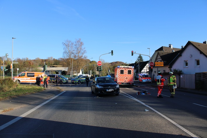 POL-RBK: Bergisch Gladbach - Fußgängerin von Pkw erfasst und tödlich verletzt