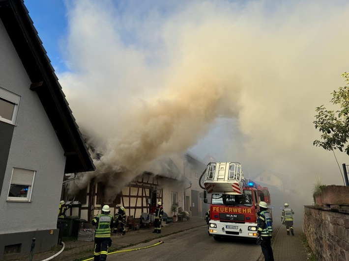 FW-OG: Abschlusslage: Gebäudebrand in Offenburg / Bühl - Starke Rauchentwicklung im Ortskern