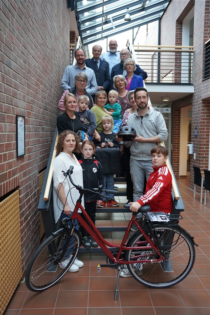 POL-COE: Rosendahl/Gewinne vom Verkehrsquiz des Rosendahler Herbstzaubers übergeben - Hauptgewinnerin freut sich über neues Fahrrad