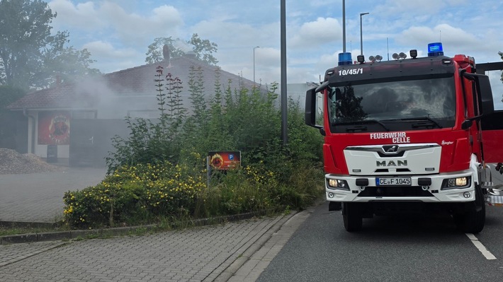 FW Celle: Küchenbrand in einem Imbiss in Altenhagen