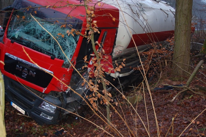 POL-STH: Verkehrsunfall mit hohem Sachschaden, 70.000 Euro