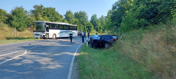 POL-COE: Dülmen, Lüdinghauser Straße / Nachtragsmeldung: Auto und Schulbus kollidieren