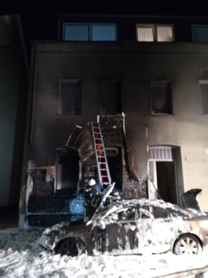 FW-BO: Wohnhaus durch PKW-Brand beschädigt