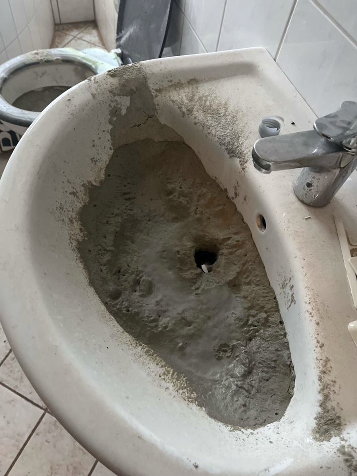 POL-HA: Einbrecher kippen Zement in sanitären Anlagen einer leerstehenden Wohnung