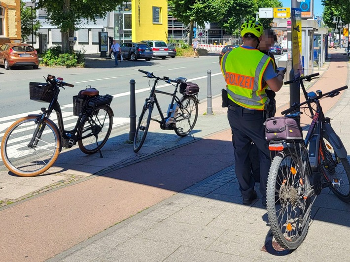 POL-LDK: + Polizei und Ordnungsamt kontrollieren Radfahrer in Wetzlar + Wer kennt &quot;Luca&quot; oder &quot;Julie&quot;? + Besucher schlägt auf Ochsenfest zu +