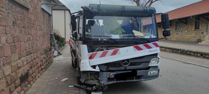 POL-PDNW: Verkehrsunfall mit hohem Sachschaden