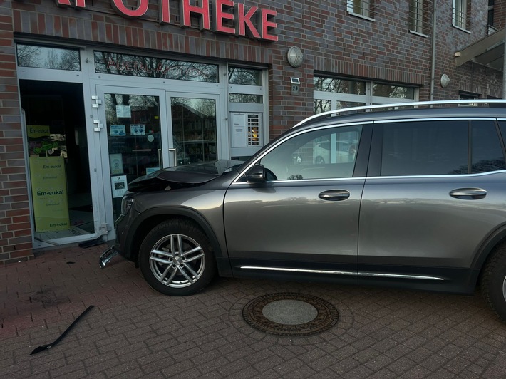 POL-STD: Senior fährt in Harsefeld gegen Apothekeneingang