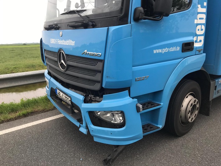 POL-DEL: Landkreis Wesermarsch: Sattelzugmaschine fährt in Stadland / OT Schwei auf Transporter auf