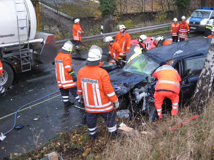 POL-HI: Verkehrsunfall - Pkw-Fahrerin wird nach Frontalzusammenstoß mit einem LKW in ihrem Pkw eingeklemmt