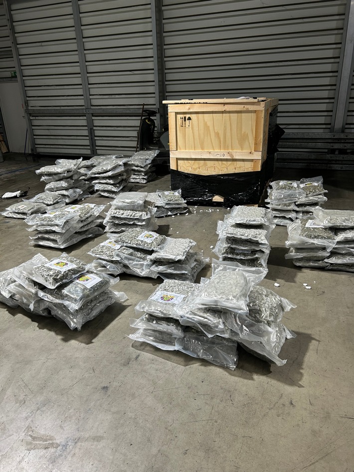 ZOLL-E: Erfolgreicher Schlag gegen organisierte Betäubungsmittelkriminalität / 1,5 Tonnen Marihuana sichergestellt / 1 Person in Haft