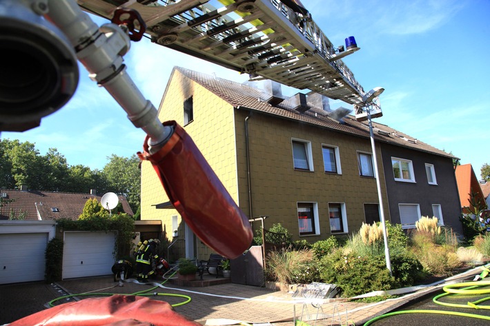 FW-E: Dachgeschosswohnung ausgebrannt, Löschangriff in letzter Sekunde verhindert Durchzündung