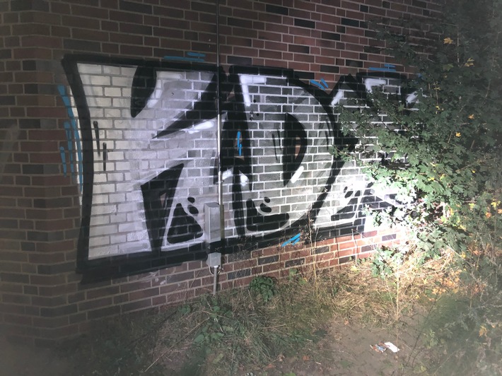 POL-NE: Polizeihubschrauber stellt Graffiti-Sprayer