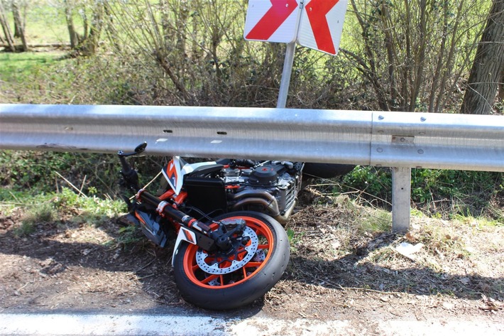 POL-PDKL: Motorradfahrer verletzt, Rettungshubschrauber im Einsatz