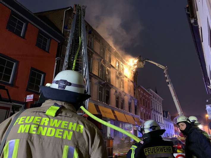 FW Menden: 30 Mendener Feuerwehrleute unterstützen bei Großbrand