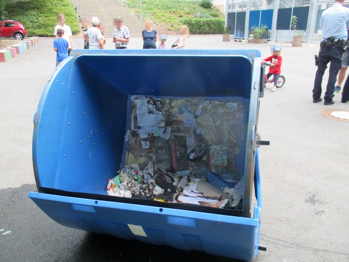 POL-ME: Erneut brannten Papiertonnen an Velberter Schule: Polizei bittet um Hinweise - Velbert - 1908034