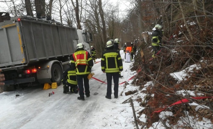 FW-EN: 18 Tonner drohte auf Zufahrt zu Gut Schede abzustürzen - Feuerwehren aus Herdecke und Wetter sicherten LKW