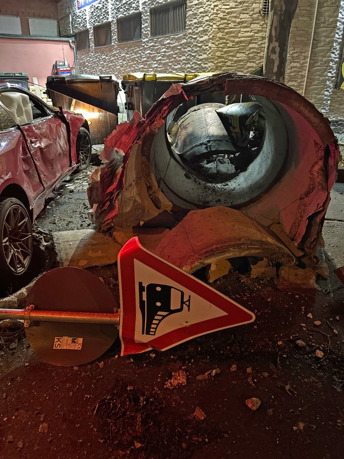 POL-KS: BMW M4 kracht gegen Litfaßsäule: Über 100.000 Euro Schaden bei Unfall
