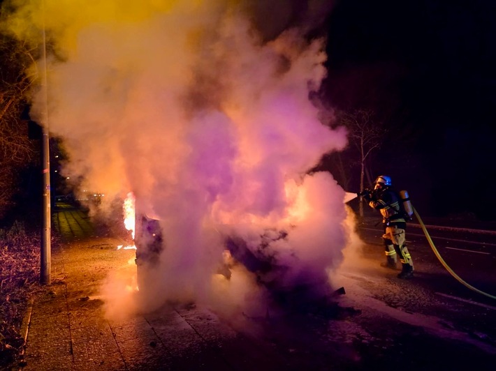 FW-E: Kleintransporter brennt in voller Ausdehnung