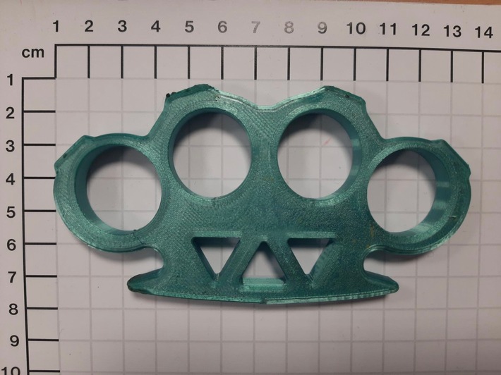 BPOL NRW: Im Socken versteckt - Bundespolizei findet Schlagring