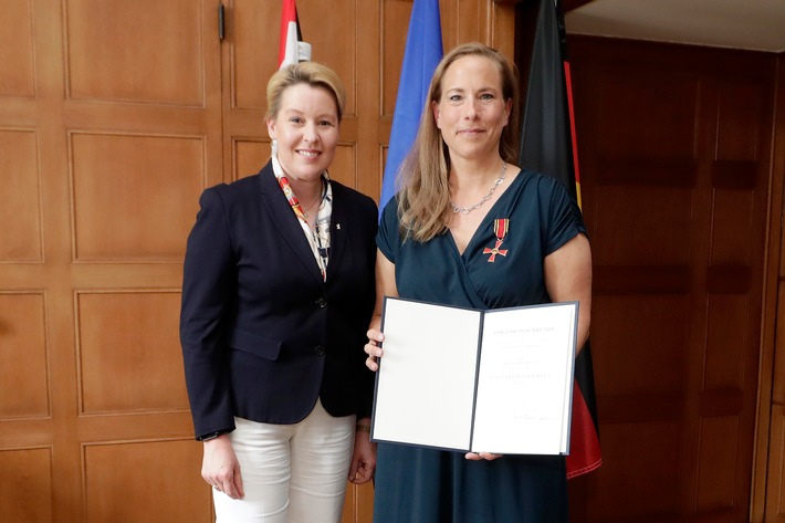 Bundesverdienstkreuz für BNW-Geschäftsführerin Dr. Katharina Reuter - persönliche Ehre und Erfolgsstory für Nachhaltigkeit