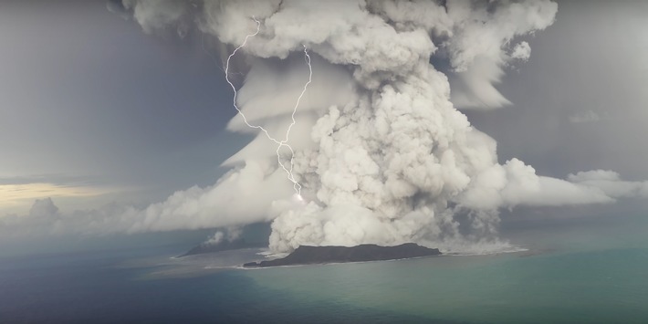 Beim gewaltigen Ausbruch eines Vulkans im Inselstaat Tonga im Südpazifik stieg im Januar 2022 die Aschesäule rekordverdächtig hoch in die Atmosphäre auf. Fast 150 Millionen Tonnen Wasserdampf wurden bis in die Stratosphäre katapultiert. / Weiterer Text über ots und www.presseportal.de/nr/12322 / Die Verwendung dieses Bildes für redaktionelle Zwecke ist unter Beachtung aller mitgeteilten Nutzungsbedingungen zulässig und dann auch honorarfrei. Veröffentlichung ausschließlich mit Bildrechte-Hinweis.