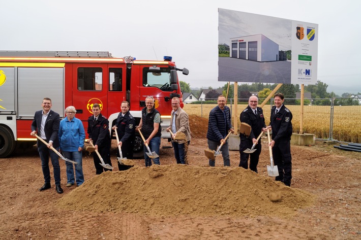 FW Dörentrup: Erster Spatenstich für neues Feuerwehrgerätehaus in Dörentrup- Wendlinghausen / Fertigstellung noch in diesem Jahr geplant