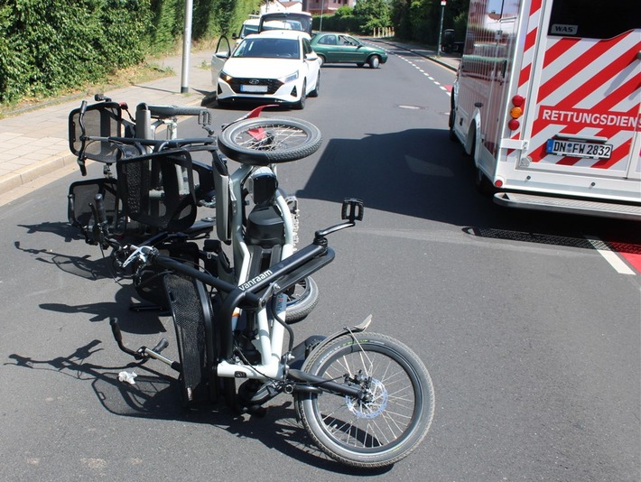 POL-DN: Drei Leichtverletzte bei Unfall mit E-Parallel-Tandem