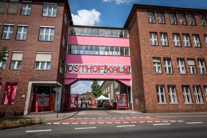 RheinEnergieStiftungen schenken dem Osthof  neue Orte für Begegnung
