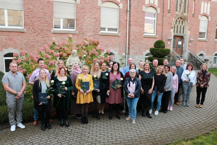 Karriere dank Weiterbildung: Katharina Kasper Akademie gratuliert Einrichtungs- und Praxisanleitungen