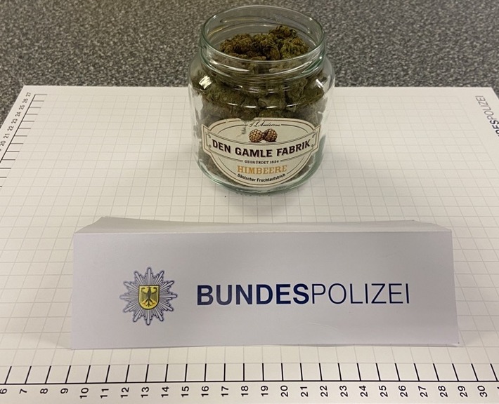 BPOL NRW: Das sind keine Himbeeren - Bundespolizei findet Drogen mit ungewöhnlicher Verpackung