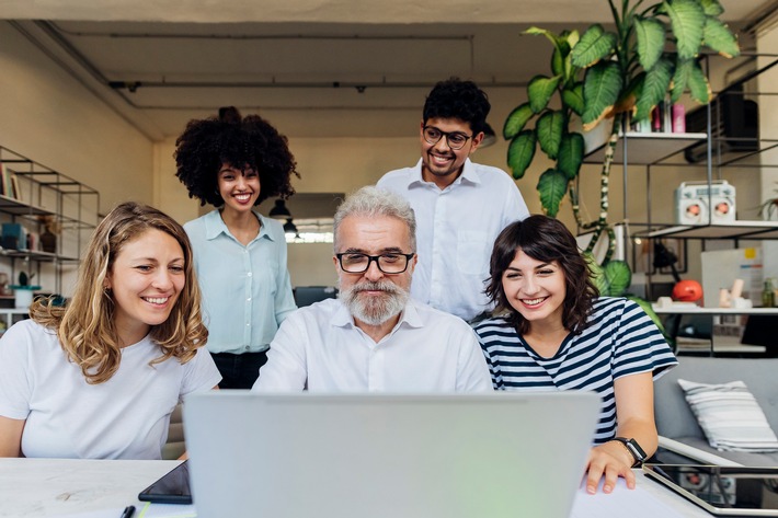 ManpowerGroup-Trendstudie &quot;Silver Workforce 2023&quot; / Silver Worker: Fachkräftemangel rückt ältere Beschäftigte in den Fokus