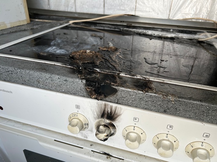 FW Ratingen: Küchenbrand in der 3. Etage