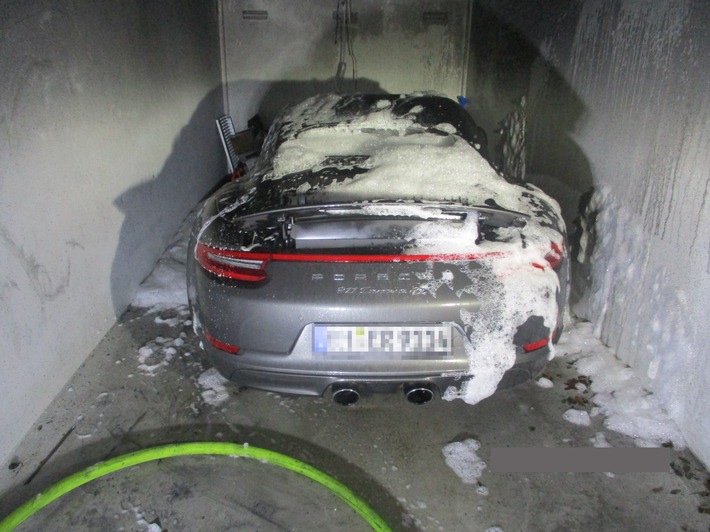 POL-REK: 220110-2: Fahrzeugbrand in Garage - Zeugensuche