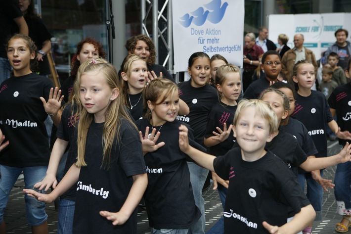 Du bist toll, so wie Du bist!" / Dove Aktion für mehr Selbstwertgefühl appelliert an Besucher des Weltkindertagfestes 2006