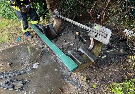 POL-KLE: Geldern - Sitzbank auf Spielplatz durch Feuer beschädigt: Zeuge informierte die Polizei