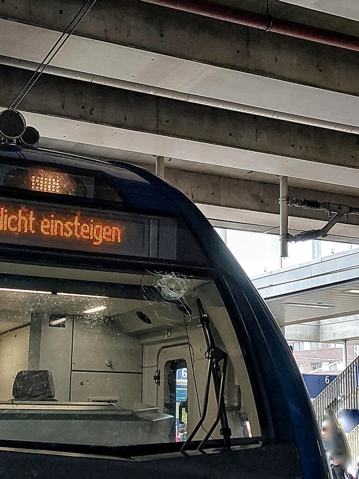 BPOL-KI: Vermummter bewirft Zug - Bundespolizei sucht Zeugen