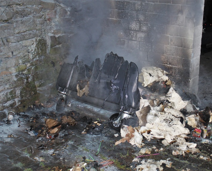 POL-HX: Mülltonnen brennen in Brakel