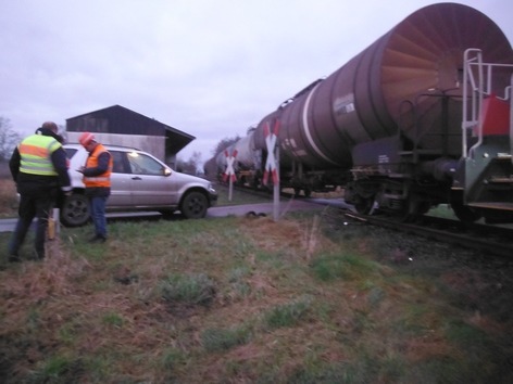 BPOL-FL: Eddelak - Kollision zwischen Güterzug und PKW - keine Verletzten