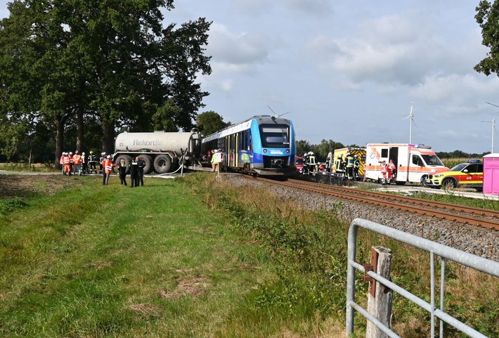 POL-STD: 61-jähriger Traktorfahrer bei Unfall mit Zug schwer verletzt - Bahnstrecke Buxtehude- Bremervörde voll gesperrt