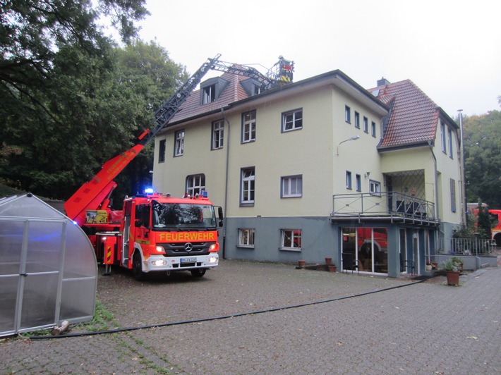 FW-MH: Zwei Paralleleinsätze beschäftigen die Feuerwehr Mülheim an der Ruhr