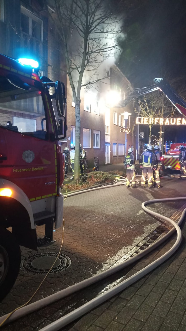 FW Bocholt: Feuer mit Menschenleben in Gefahr in der Bocholter Innenstadt