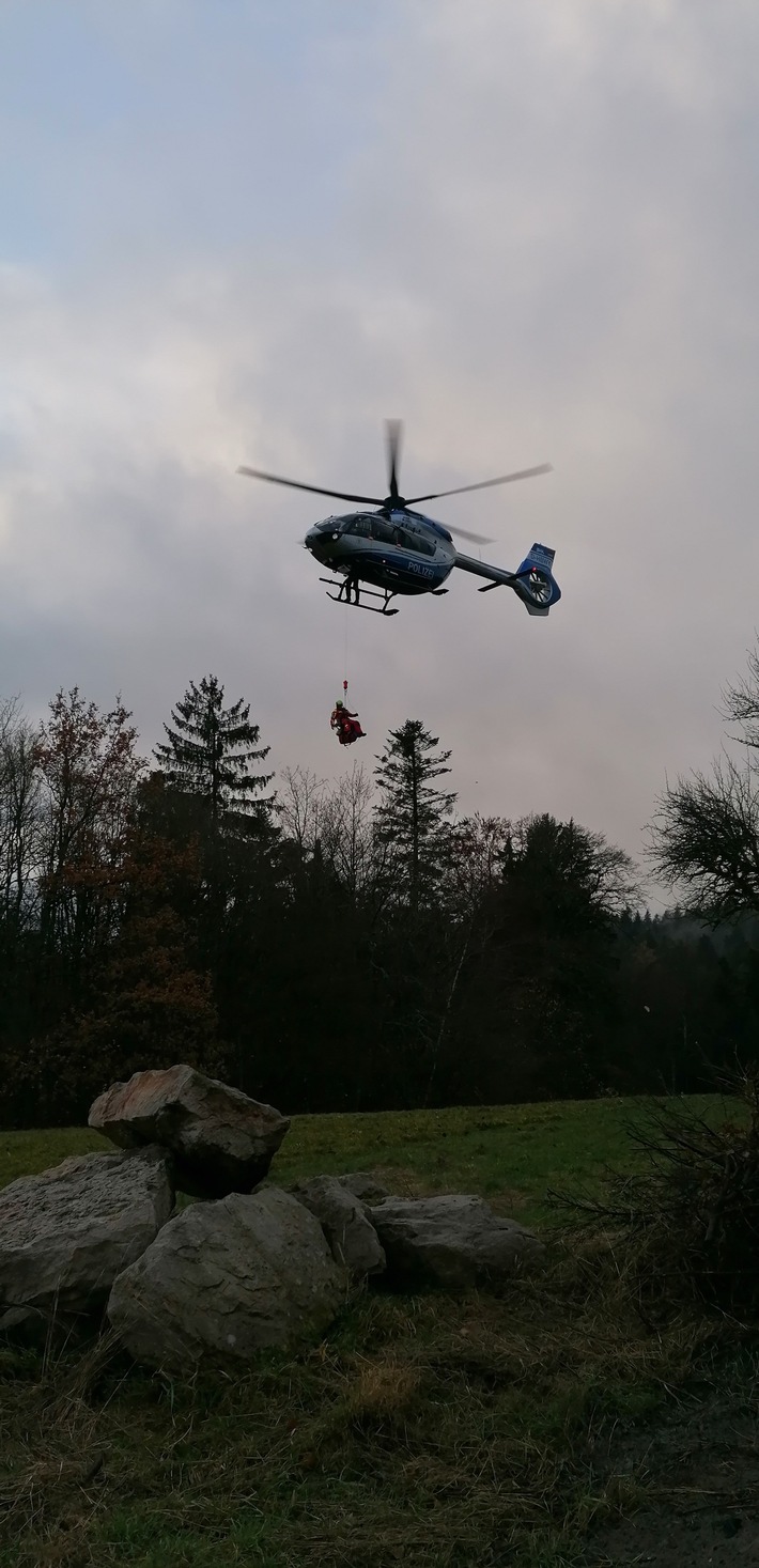 FW Stuttgart: Gemeinsame Pressemitteilung der Feuerwehr Stuttgart und des Polizeipräsidiums Einsatz: Verletzter Arbeiter auf Sendemast mittels Polizeihubschrauber und Höhenrettung in Kaisersbach gerettet