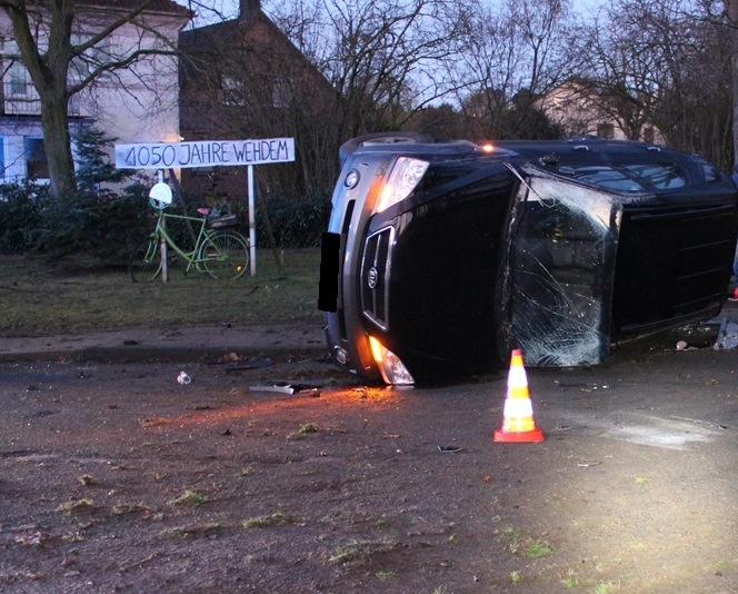 POL-MI: Auto überschlägt sich in Wehdem - Beifahrer (9) verletzt