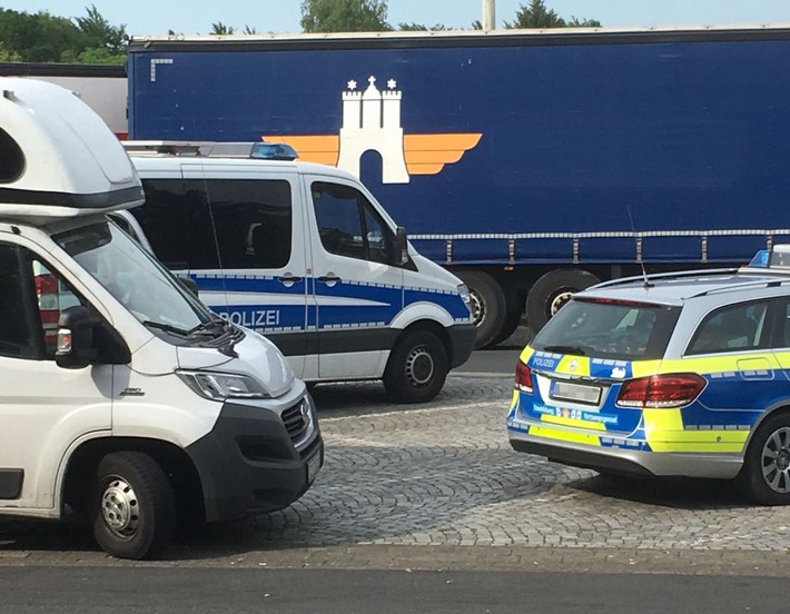 POL-GOE: Konsequentes Vorgehen gegen Rücksichtslosigkeit - Polizeidirektion Göttingen führte groß angelegte Verkehrskontrollen auf der A7 durch