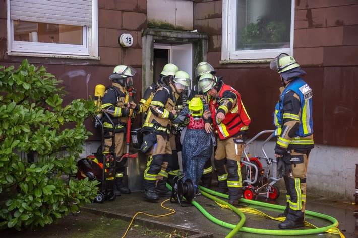 FW-E: Kellerbrand in Mehrfamilienhaus erfordert Großeinsatz der Feuerwehr - Gebäude unbewohnbar