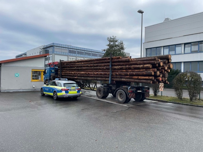 POL-KN: (Bad Dürrheim / Schwarzwald-Baar-Kreis) Polizei zieht überladenen Langholztransporter aus dem Verkehr (15.12.2023)