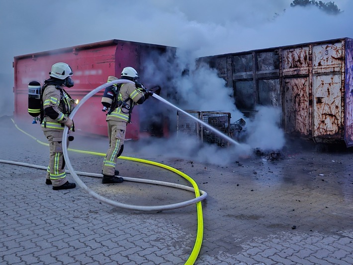 FW Lehrte: Container brennen in Lehrter Recyclingbetrieb