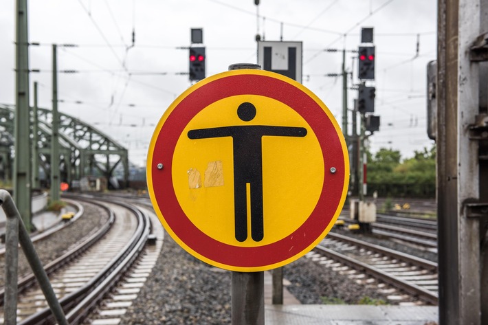 BPOL NRW: Person im Gleis-aufmerksamer Lokführer stoppt S-Bahn; Bundespolizei warnt vor Lebensgefahr
