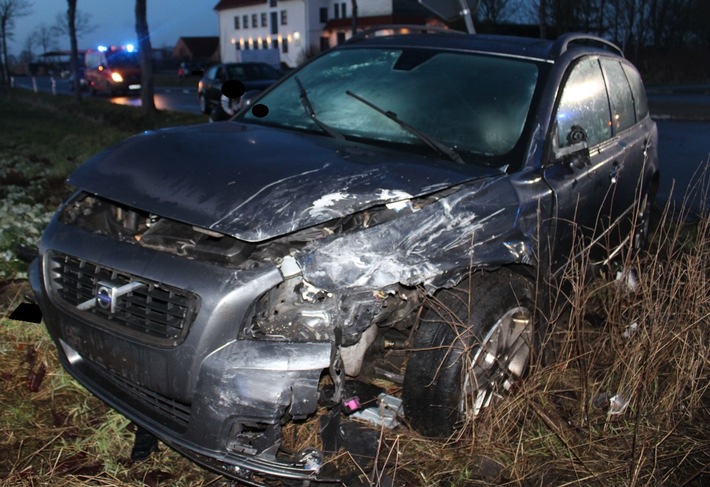 POL-MI: Zwei Verletzte bei Kreuzungsunfall