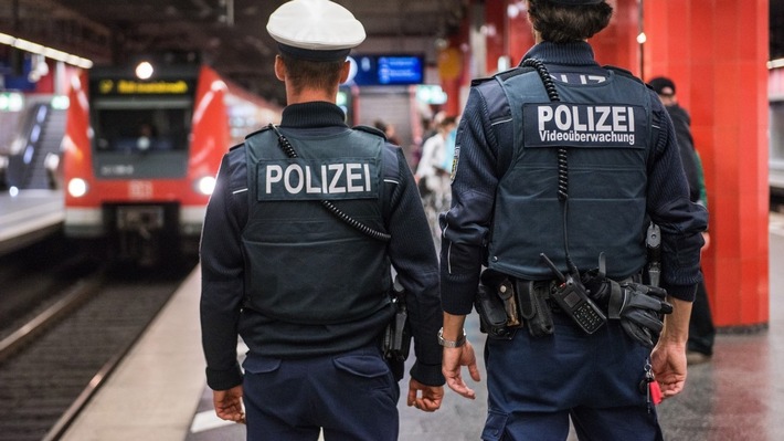 Bundespolizeidirektion München: Angriff auf Zugabfertigungshelferin / S-Bahn Reisende greifen ein